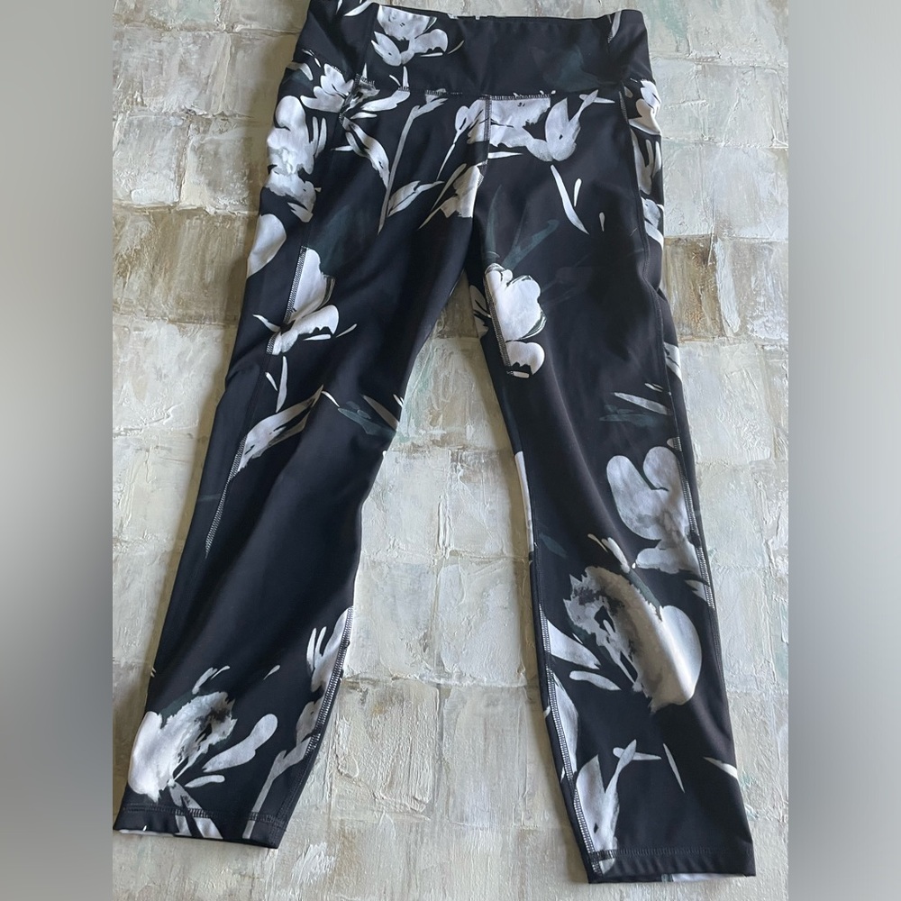 Black white and dusty green abstract floral 3/4 leggings All In Motion Size L